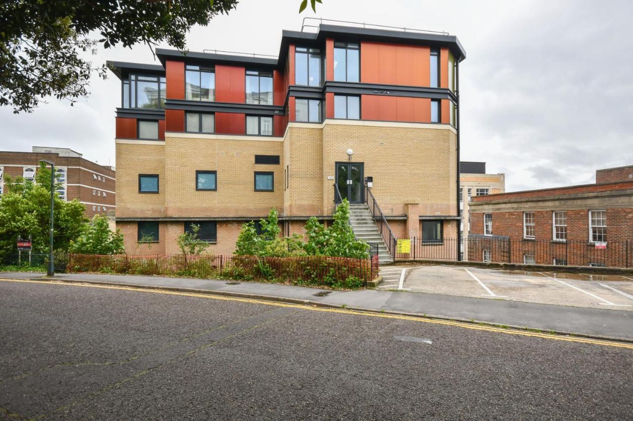 Modern One Bedroom Apartment In Town Centre & 4 Min To The Beach Bournemouth Kültér fotó